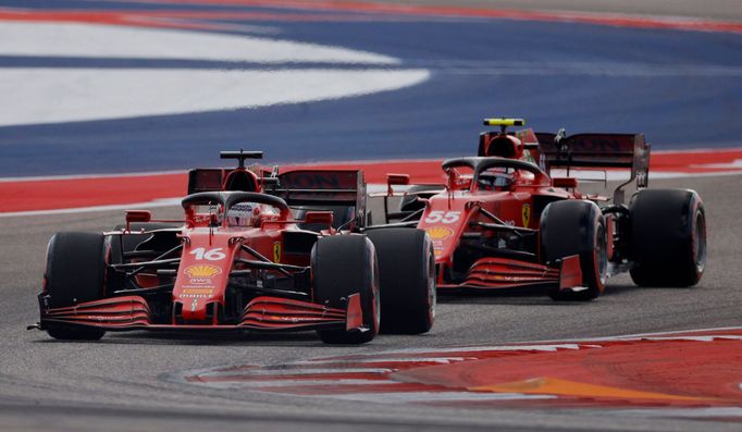 Piloti Ferrari Charles Leclerc a Carlos Sainz junior ve Velké ceně USA formule 1 2021.