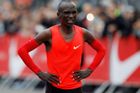 Kipchoge dvouhodinovou hranici v maratonu nepokořil o 25 sekund. Rekord uznán být nemůže