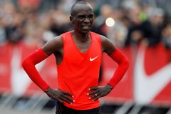 Kipchoge dvouhodinovou hranici v maratonu nepokořil o 25 sekund. Rekord uznán být nemůže