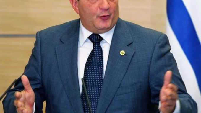 Premiér Kostas Karamanlis se snaží zachránit svou vládní stranu před pádem popularity