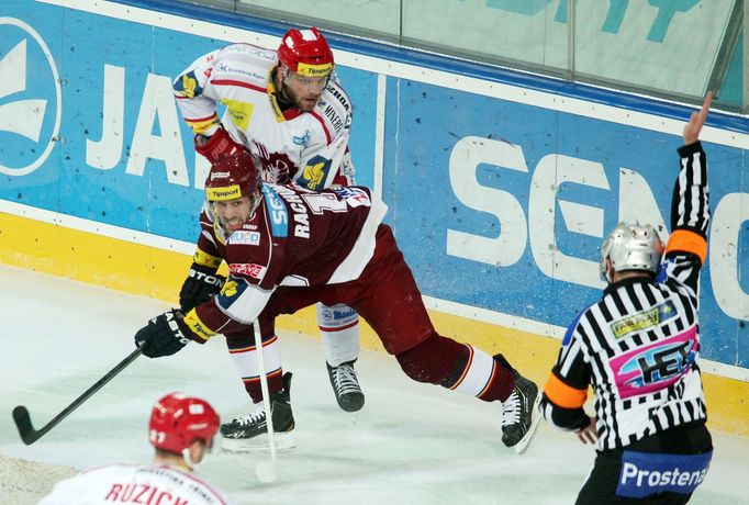 Hokej, extraliga, Sparta - Třinec: faulovaný Ivan Rachůnek