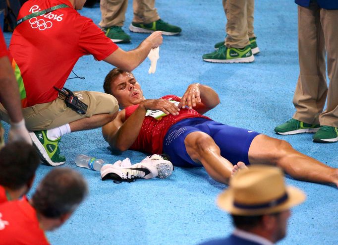 Adam Sebastian Helcelet, český desetibojař, OH Rio de Janeiro. 

Těsně po doběhu 400 m (první den desetiboje)