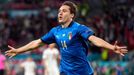 Federico Chiesa slaví gól v semifinále Itálie - Španělsko na ME 2020