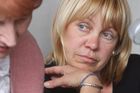 A Eva Zukalová po jednatřiceti letech při prezentaci knihy, kde má "své" snímky. "Čím pro StB byla důležitá osmnáctiletá studentka při cestě do školy, to opravdu netuším," říká dnes Zukalová, dcera z disidentské rodiny