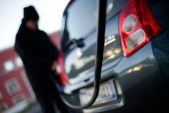 Benzin i nafta v Česku dál zdražují, nejvíc zaplatí řidiči v Praze