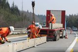 Do konce března budou dělníci připravovat dopravní opatření, mezi která patří i instalace provizorních svodidel, a pak bude doprava převedena na jednu (již zmodernizovanou) polovinu dálnice.