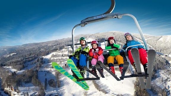 Odpojitelná čtyřsedačková lanovka Family Express v Černém Dole je hlavní novinkou SkiResortu ČERNÁ HORA – PEC na tuto zimu. Zvýší komfort návštěvníků areálu.
