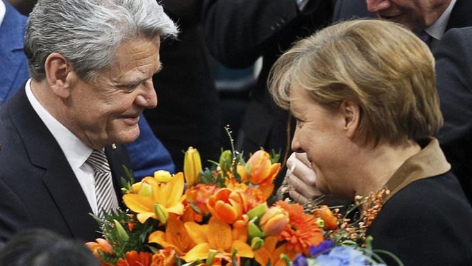 Čerstvě zvolený prezident Německa Joachim Gauck přijímá gratulace od kancléřky Angely Merkelové.