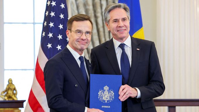 Americký ministr zahraničí Anthony Blinken přebírá ve Washingtonu od švédského premiéra Ulfa Kristerssona listiny o přistoupení Švédska k NATO.