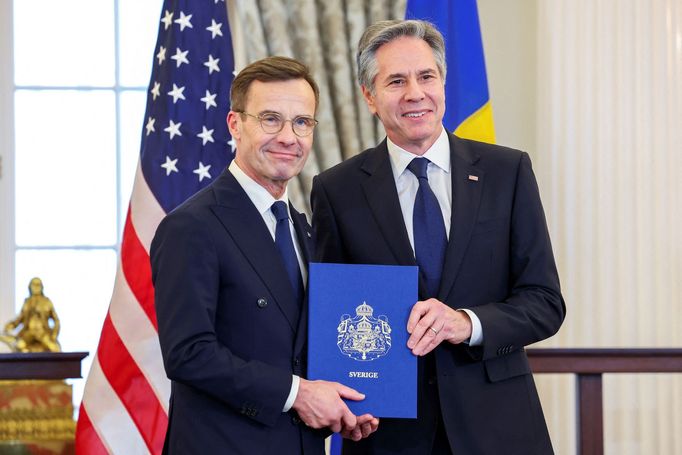 Americký ministr zahraničí Anthony Blinken přebírá ve Washingtonu od švédského premiéra Ulfa Kristerssona listiny o přistoupení Švédska k NATO.