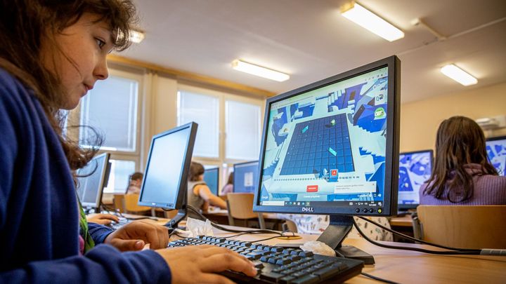 "Umí hrát hry, ale nic praktického." Škola chystá děti na střet s hatery i podvodníky