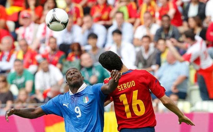 Mario Balotelli v souboji se Sergiem Buquetsem během utkání základní skupiny mezi Španělskem a Itálií na Euru 2012.