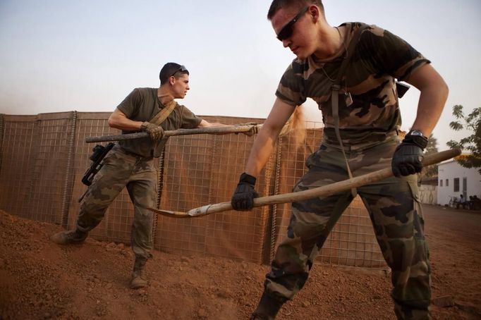 French soldiers prepare the security zone of the Bamako airport January 23, 2013. A split emerged on Thursday in the alliance of Islamist militant groups occupying northern Mali as French and African troops prepared a major ground offensive aimed at driving al Qaeda and its allies from their safe haven in the Sahara. The zone was established on the evening of January 22. Picture taken January 23, 2013. REUTERS/Malin Palm (MALI - Tags: POLITICS CIVIL UNREST CONFLICT MILITARY) Published: Led. 24, 2013, 7:07 odp.