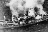 Alsterufer v plamenech, osádka opouští ztracené plavidlo. Podél lodi jsou vidět dva ze záchranných člunů. Celkem 74 německých námořníků v čele s kapitánem Paulusem Piatekem bylo zajato. Tři byli zabiti při útoku.
