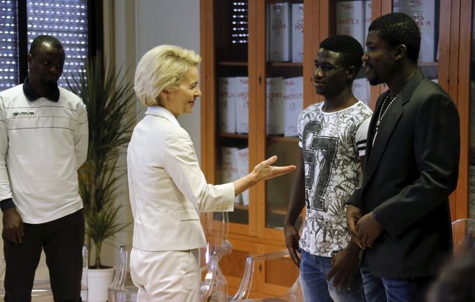 Německá ministryně obrany Ursula von der Leyenová v Katánii mluví s africkými přistěhovalci.