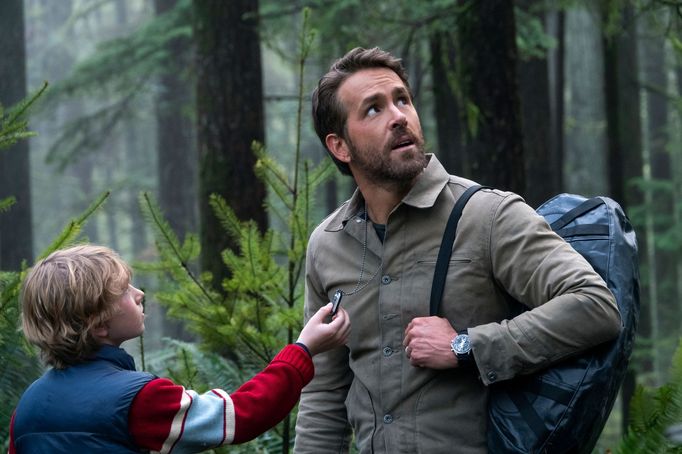 Walker Scobell jako malý Adam a Ryan Reynolds v roli dospělého Adama.