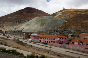 Podívejte se: Hornické městečko Potosí v Bolívii se rozzářilo barvami