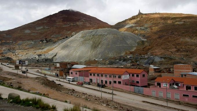 Podívejte se: Hornické městečko Potosí v Bolívii se rozzářilo barvami