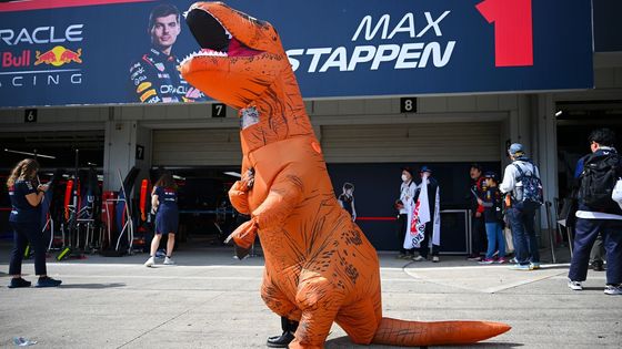 Godzilla Verstappen i nafukovací rezerva Ferrari. Blázniví Japonci si formuli 1 užili