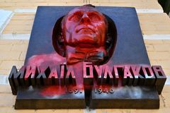 Bulgakov potřísněný rudou barvou. Muzeum v Kyjevě už ho tak nechá
