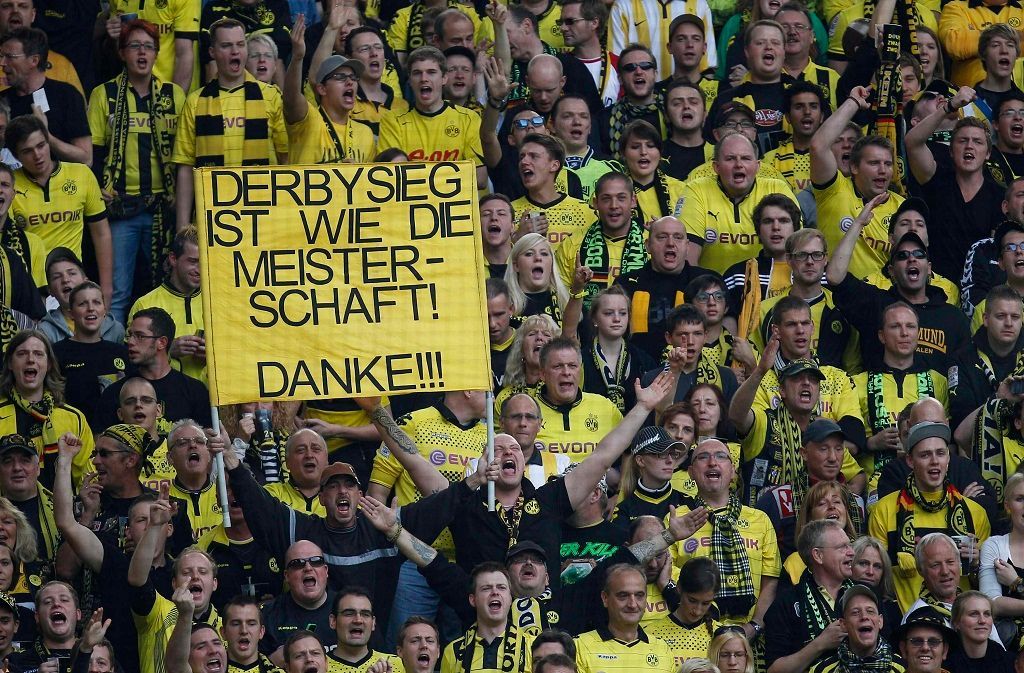 Fanoušci Borussie Dortmund při vestfálském derby proti Schalke