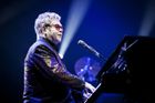 Elton John se vrátí po třech letech do Prahy, naživo představí své největší hity