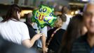 A woman with a balloon reading "good luck" queues at a Lufthansa airline check-in desk at the Fraport airport in Frankfurt, August 31, 2012. Lufthansa cancelled 64 flights at its main hub Frankfurt on Friday as cabin crew began the first of a series of strikes over pay and cost cuts in a busy holiday season. The eight-hour industrial action, following the breakdown of 13 months of negotiations between Germany's largest airline and trade union UFO, is due to end at 1100 GMT on Friday. REUTERS/Kai Pfaffenbach (GERMANY - Tags: BUSINESS EMPLOYMENT CIVIL UNREST TRANSPORT) Published: Srp. 31, 2012, 9:28 dop.