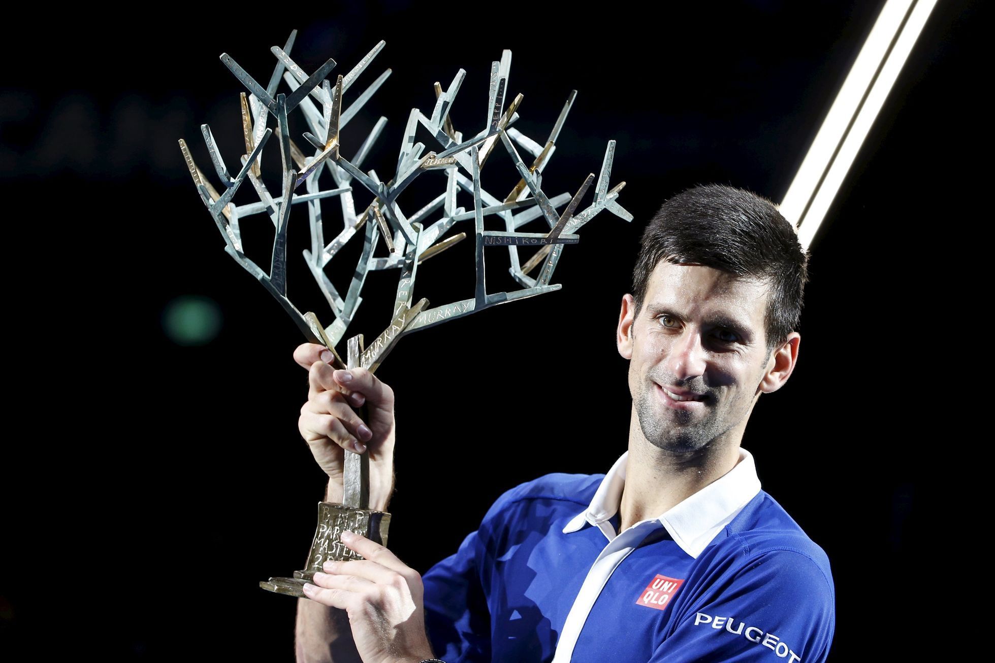 Novak Djokovič s trofejí pro vítěze pařížského Masters