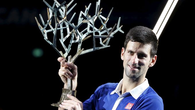 Novak Djokovič s vítěznou trofejí