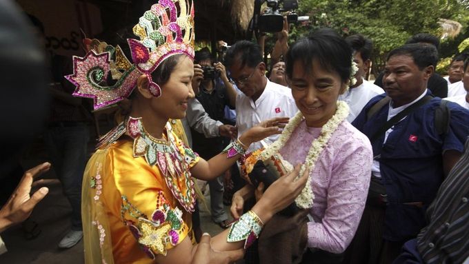 Hotelový personál vítá barmskou disidentku Su Ťij během její návštěvy starobylého města Bagan.