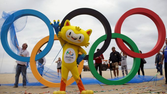 Olympijský maskot Vinicius byl při odhalení olympijských kruhů na pláži Copacabana.