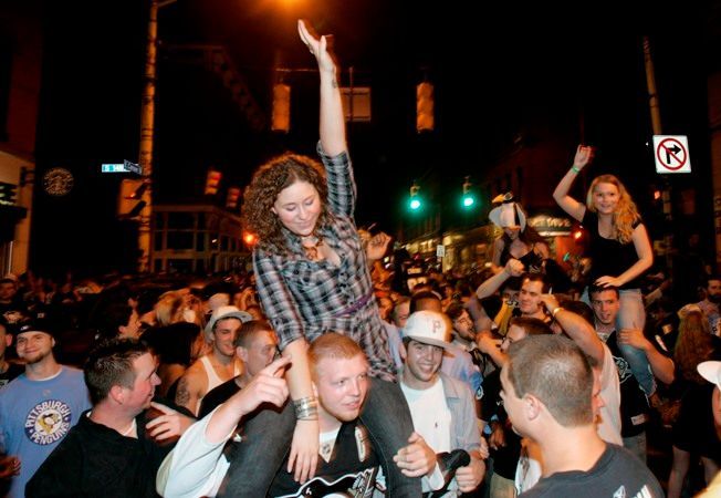 Fanoušci Pittsburghu slaví Stanley Cup v ulicích města.