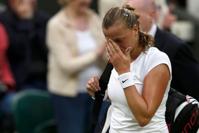 Petra Kvitová v zápase s Kirsten Flipkensovou na Wimbledonu 2013