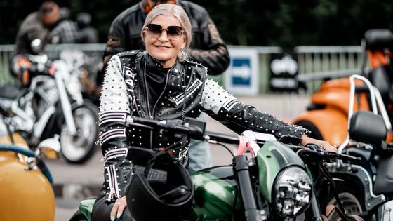 Motorkáři létali vzduchem, Prahou se projel špalír Harleyů. Prezident nechyběl