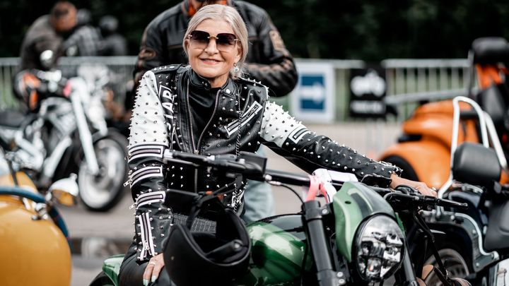 Motorkáři létali vzduchem, Prahou se projel špalír Harleyů. Prezident nechyběl