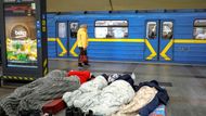 Kyjev, Ukrajina: Během ruského raketového a dronového útoku na Kyjev hledají obyvatelé úkryt v metru.​