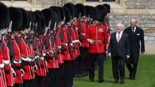 Irský prezident Michael Higgins (druhý zprava) v doprovodu prince Philipa ve Windsoru. (8. dubna 2014)