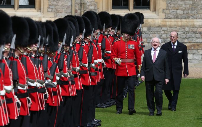 Irský prezident Michael Higgins (druhý zprava) v doprovodu prince Philipa ve Windsoru. (8. dubna 2014)