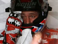 Caseymu Stonerovi, jezdci Ducati MotoGP, je v Británii velké vedro.