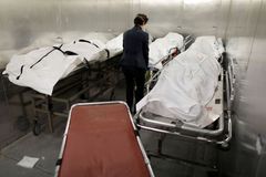 Majitel pohřební služby vydával pozůstalým falešný popel, těla mu tlela doma