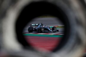 Druhé testy F1 pod mikroskopem: Ferrari bylo o chlup rychlejší, Mercedes ujel víc kol