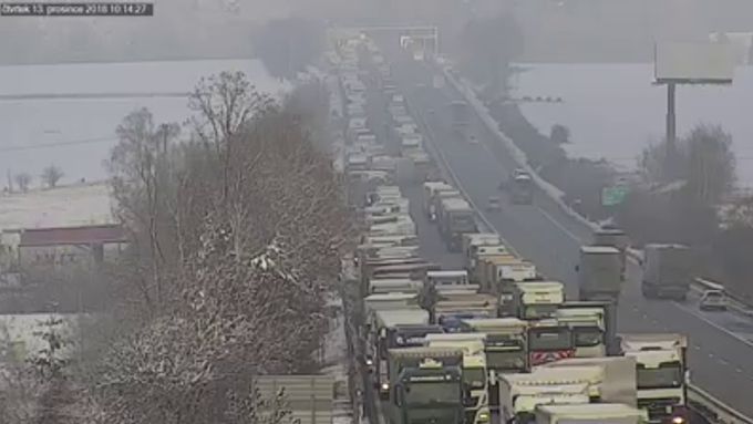 Řidiči kamionů se ve dvou dálničních pruzích řadili do tří řad. (12. prosince 2018)
