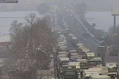 Video: Desítky kamionů úmyslně blokovaly dálnici D1. Řidič podal trestní oznámení