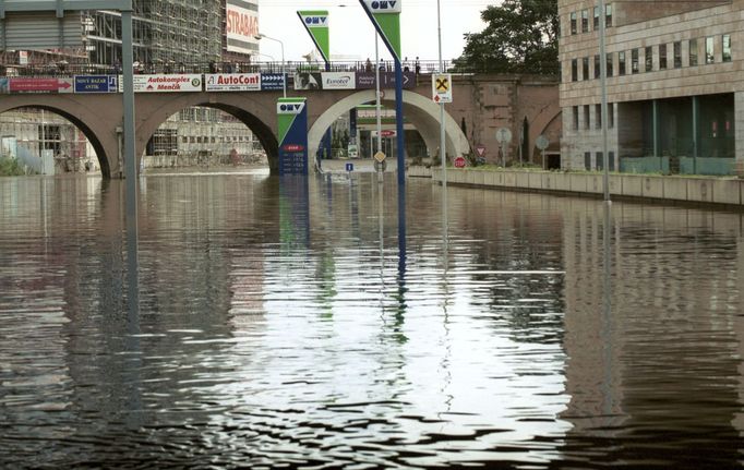 Negrelliho viadukt při povodních v roce 2002