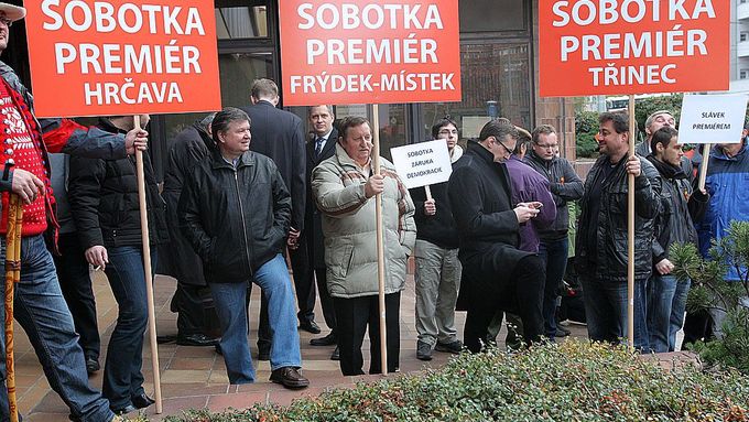 Exposlanec Turek podporoval předsedu ČSSD po takzvaném lánském puči s transparentem "Sobotka premiér Třinec".