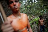 "Každý den vidíme postupné ničení: odlesňování, invazi, těžbu dřeva," řekl agentuře Reuters jeden z kmenových vůdců.