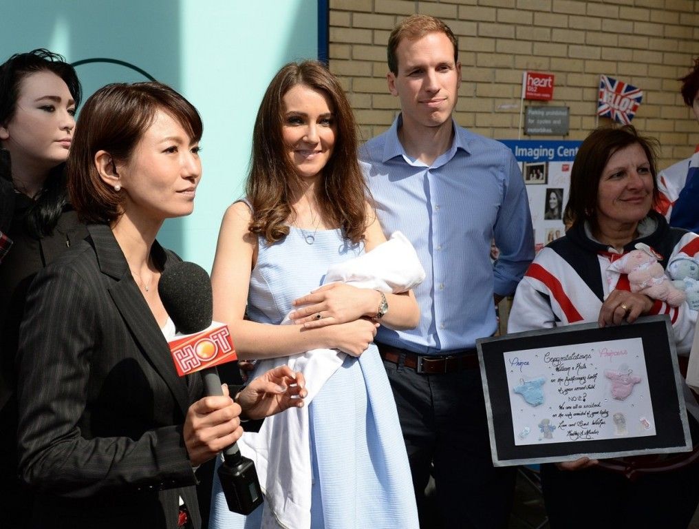 Fanoušci královské rodiny před nemocnicí St Mary v Londýně