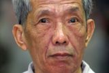 Po osmi letech ve vězení, kde si odpykával doživotní trest za genocidu a zločiny proti lidskosti, zemřel 1. září v 77 letech Kang Kek Ieu. Muž přezdívaný Duch patřil k vůdcům Rudých Khmérů. Ti v druhé polovině 70. let připravili v Kambodži o život kolem dvou milionů lidí. Duchovi je připisováno zabití 17 tisíc lidí, kteří se dostali do vězení, jenž řídil. Kang Kek Ieu prchal před spravedlností do roku 1999, vydával se za učitele matematiky v hlavním městě Phnompenh, kde dříve jeho vězení stálo.