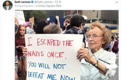 Internet dojímá 89letá hrdinka z New Yorku. Utekla před nacisty, teď kritizuje násilí rasistů v USA