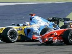 Fernando Alonso (vlevo) se dostává do vedení před Michaela Schumachera.